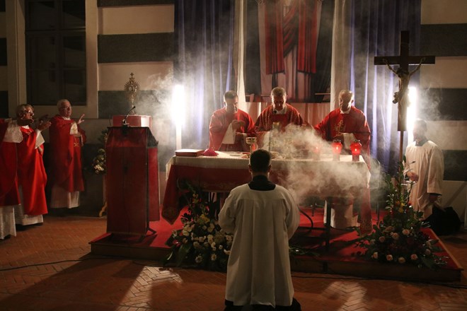 Svetom misom uz procesiju s relikvijom Krvi Kristove u Starom gradu u Ludbregu započelo Sveto trodnevlje